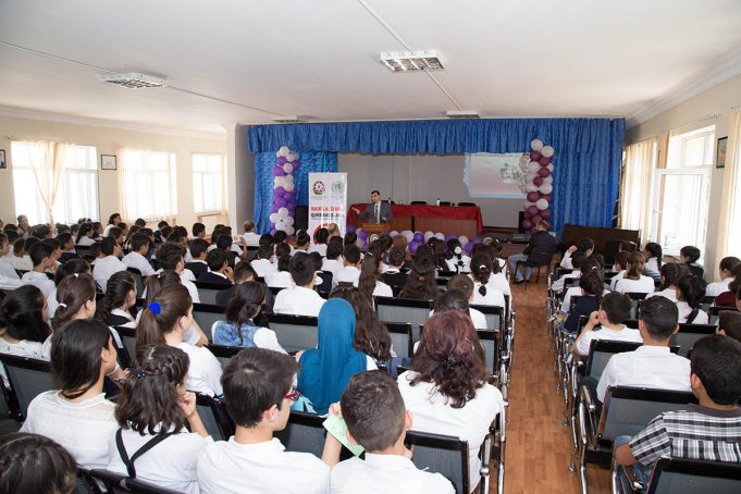 Orta Məktəblərdə Radikalizmin Zərərləri Haqqında Maarifləndirmə Tədbirləri Davam Edir