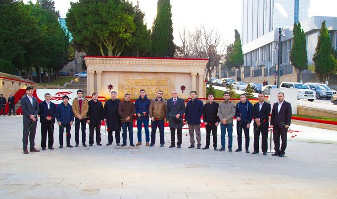 Gəncliyə Yardım Fondunun kollektivi Şəhidlər Xiyabanını ziyarət ediblər
