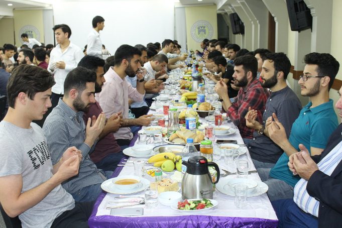 GYF-də Universitet Tələbələri Üçün İftar Süfrəsi Açıldı