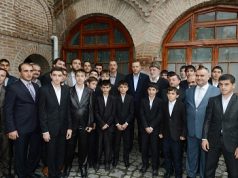 İlham Əliyev və Baş nazir Rəcəb Tayyib Ərdoğan XIX əsrin tarixi-memarlıq abidəsi olan Şəki Cümə məscidinə baş çəkmişlər