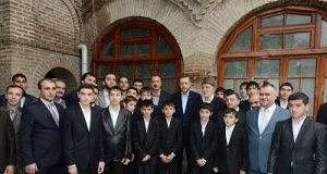 İlham Əliyev və Baş nazir Rəcəb Tayyib Ərdoğan XIX əsrin tarixi-memarlıq abidəsi olan Şəki Cümə məscidinə baş çəkmişlər