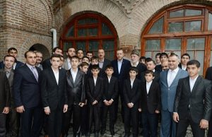 İlham Əliyev və Baş nazir Rəcəb Tayyib Ərdoğan XIX əsrin tarixi-memarlıq abidəsi olan Şəki Cümə məscidinə baş çəkmişlər