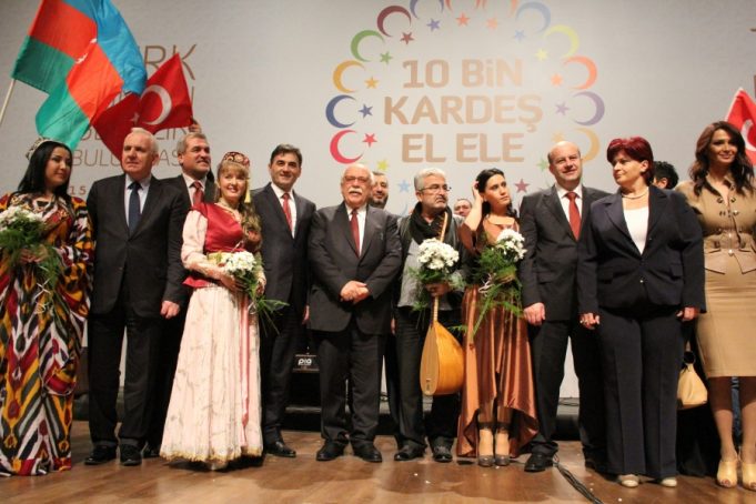 On Min Qardaş “Əl-Ələ”