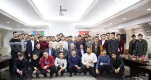 Gənclər Günündə Gənclər Kitab Oxudu