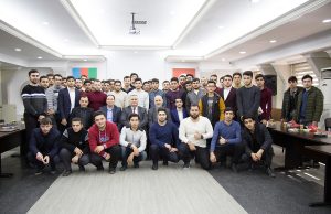 Gənclər Günündə Gənclər Kitab Oxudu