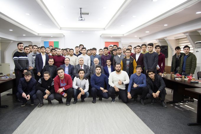 Gənclər Günündə Gənclər Kitab Oxudu