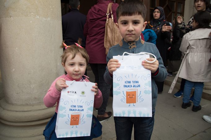 “Kitab Tutan Balaca Əllər” Layihəsi Çərçivəsində 3 min Şagirdə 9 Adda Kitab Hədiyyə Edilib 