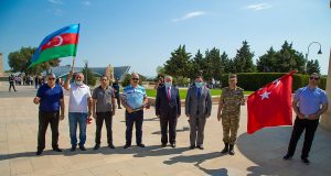 Bakı şəhərinin azad edilməsinin 102 illiyi ilə əlaqədar Türk Şəhidliyi ziyarət olunub