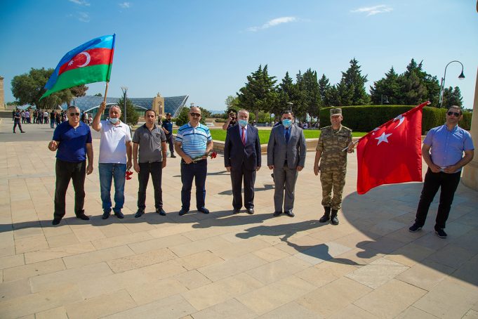 Bakı şəhərinin azad edilməsinin 102 illiyi ilə əlaqədar Türk Şəhidliyi ziyarət olunub