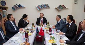 GYF-də Türk Əməkdaşlıq və İnkişaf İdarəsinin (TİKA) başqanı Dr. Serdar Çama “Qardaşlıq Balı” ikram edildi