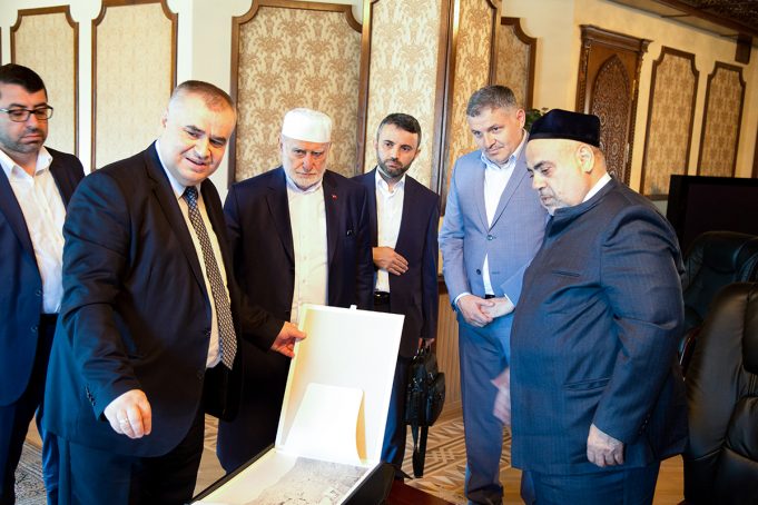 Qafqaz Müsəlmanları İdarəsində Türkiyənin Əziz Mahmud Hüdayi Vəqfinin Fəxri Başqanı Osman Nuri Topbaş ilə Görüş Keçirilib