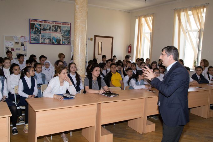 Orta Məktəblərdə Radikalizmin Zərərləri Haqqında Maarifləndirmə Tədbirləri Davam Edir