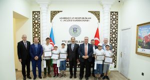 Doç. Dr. Cahit Bağcı Gəncliyə Yardım Fondunu ziyarət edib.