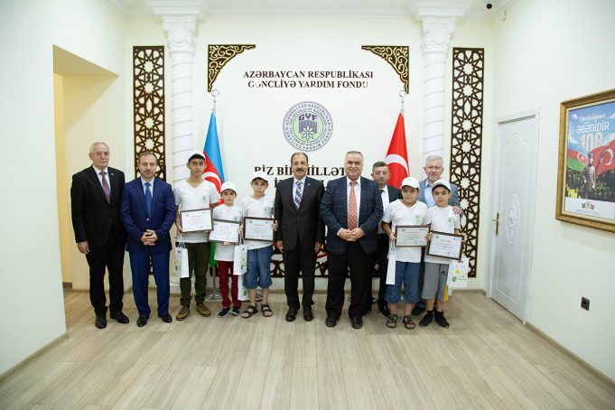 Doç. Dr. Cahit Bağcı Gəncliyə Yardım Fondunu ziyarət edib.