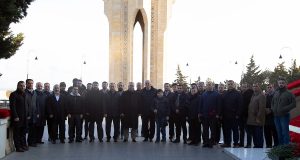 16 GYF Kollektivi Şəhidlər Xiyabanını Ziyarət Edib