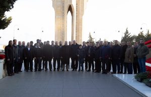 16 GYF Kollektivi Şəhidlər Xiyabanını Ziyarət Edib