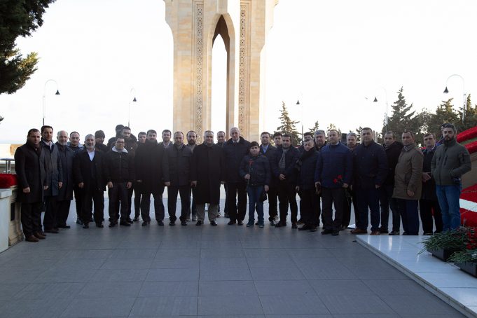 16 GYF Kollektivi Şəhidlər Xiyabanını Ziyarət Edib