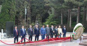 QHT təmsilçiləri Ümummilli Lider Heydər Əliyevin məzarını ziyarət ediblər