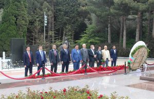 QHT təmsilçiləri Ümummilli Lider Heydər Əliyevin məzarını ziyarət ediblər