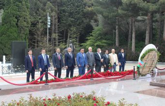 QHT təmsilçiləri Ümummilli Lider Heydər Əliyevin məzarını ziyarət ediblər