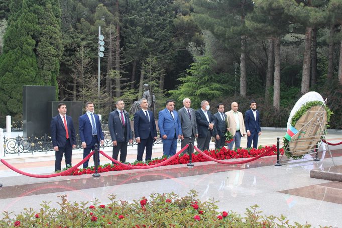 QHT təmsilçiləri Ümummilli Lider Heydər Əliyevin məzarını ziyarət ediblər