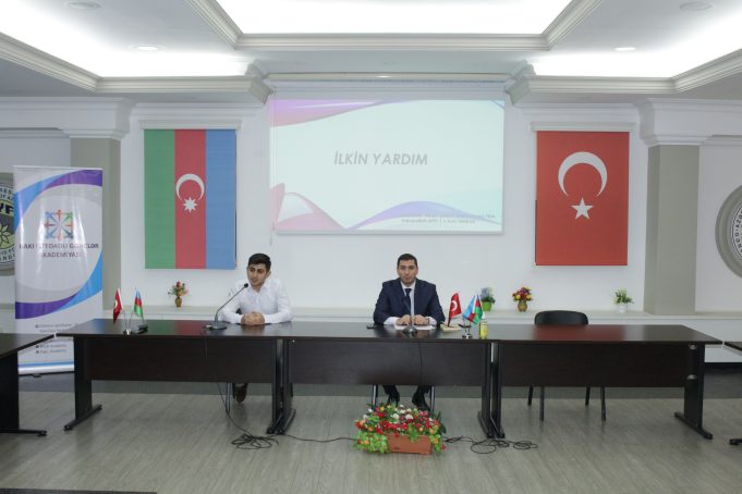 GYF-də Tələbələr “Ümumi İlkin Tibbi Yardım” Biliklərinə Yiyələnib