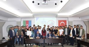 Məşhur Yazıçı Elxan Elatlı Gəncliyə Yardım Fondunda Tələbələrlə Görüşdü