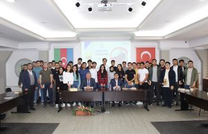 Məşhur Yazıçı Elxan Elatlı Gəncliyə Yardım Fondunda Tələbələrlə Görüşdü