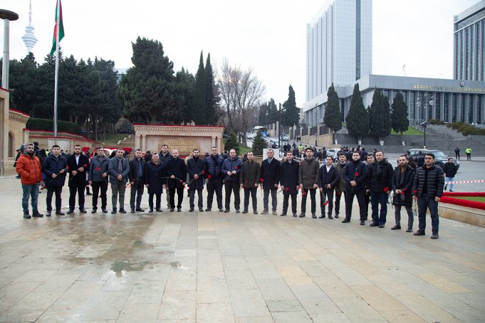 Gəncliyə Yardım Fondunun Kollektivi Şəhidlər Xiyabanını Ziyarət Edib