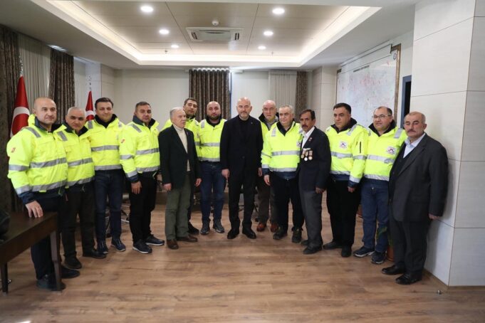 “Qardaş Köməyi” Platformasini Təmsil Edən Heyət Türkiyədəki Zəlzələ Bölgəsində Səfərdədir