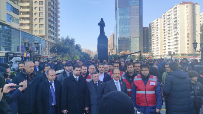 Gəncliyə Yardım Fondunun Nümayəndələri Xocalı Abidəsini Ziyarət Edib
