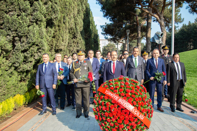 GYF Rəhbərliyi Ümummilli Lider Heydər Əliyevin Məzarını Ziyarət Edib