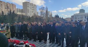 Gəncliyə Yardım Fondunun Nümayəndələri Xocalı Abidəsini Ziyarət Edib