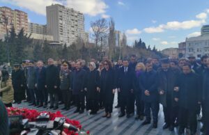 Gəncliyə Yardım Fondunun Nümayəndələri Xocalı Abidəsini Ziyarət Edib