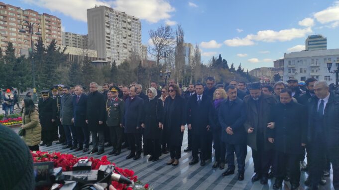 Gəncliyə Yardım Fondunun Nümayəndələri Xocalı Abidəsini Ziyarət Edib