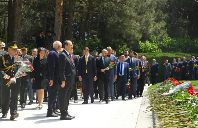 GYF-nin Nümayənləri Ümummilli Lider Heydər Əliyevin Məzarını Ziyarət Edib