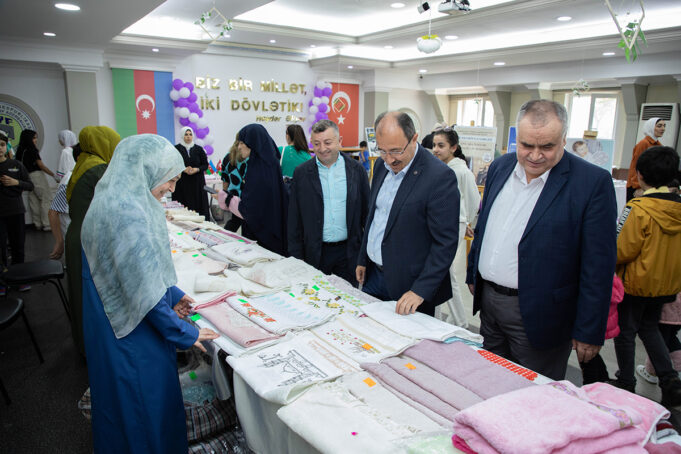 T. C. Bakı Böyükelçisi Əl İşləri Xeyriyyə Sərgisini Ziyarət Edib