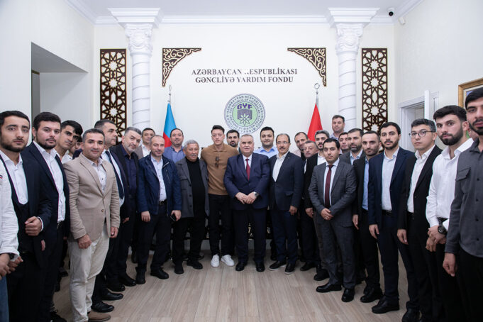 Mesut Özil Gəncliyə Yardım Fondunu Ziyarət Edib