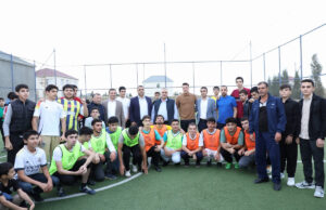 Mesut Özil Gəncliyə Yardım Fondunun Futbol Klubunda Gənclərlə Görüşüb