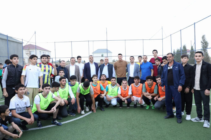 Mesut Özil Gəncliyə Yardım Fondunun Futbol Klubunda Gənclərlə Görüşüb