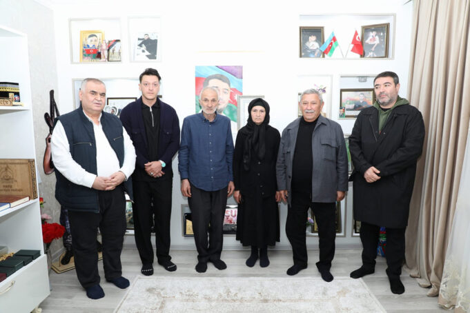 Mesut Özil Şəhid Ailəsini Ziyarət Etdi