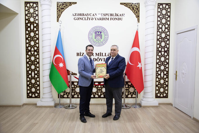“Axıskalı Könüllü Təhsil İşçiləri Birliyi Dərnəyi”nin (AHGEB) sədri Gəncliyə Yardım Fondunu Ziyarət Edib