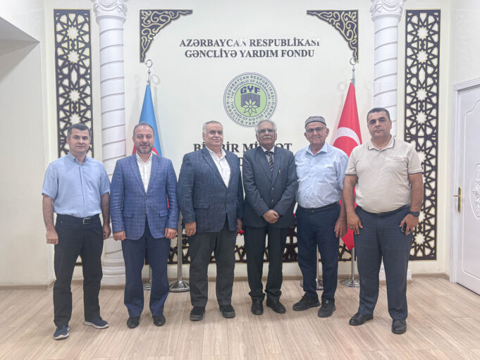 Pakistanın Lahor Universitetinin Professoru Arif Nevşahi Gəncliyə Yardım Fondunu Ziyarət Edib