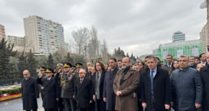 Gəncliyə Yardım Fondunun Rəhbərliyi Xocalı Soyqırımı Abidəsini Ziyarət Edib