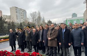 Gəncliyə Yardım Fondunun Rəhbərliyi Xocalı Soyqırımı Abidəsini Ziyarət Edib