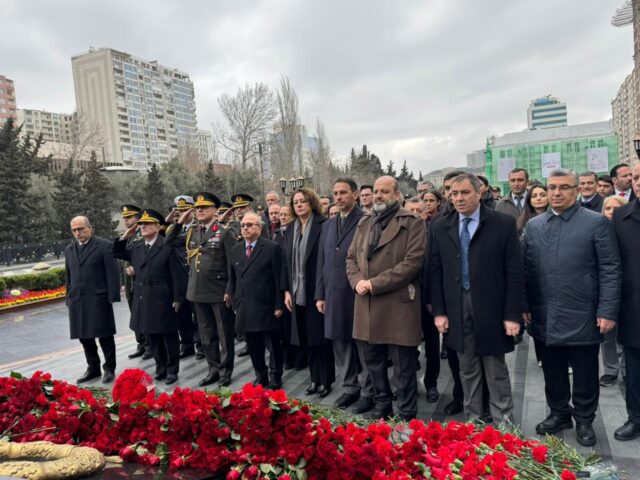 Gəncliyə Yardım Fondunun Rəhbərliyi Xocalı Soyqırımı Abidəsini Ziyarət Edib