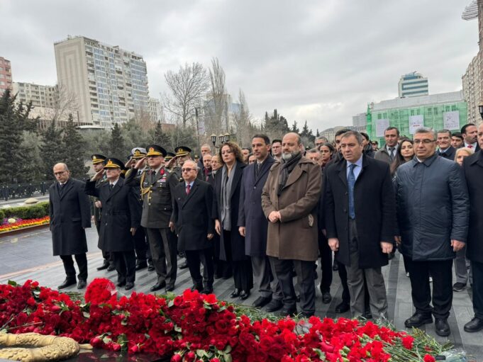 Gəncliyə Yardım Fondunun Rəhbərliyi Xocalı Soyqırımı Abidəsini Ziyarət Edib