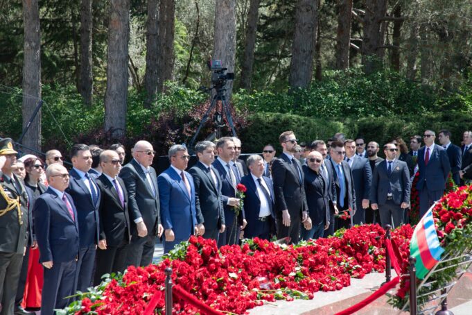 GYF rəhbərliyi Ümummilli Lider Heydər Əliyevin məzarını ziyarət edib