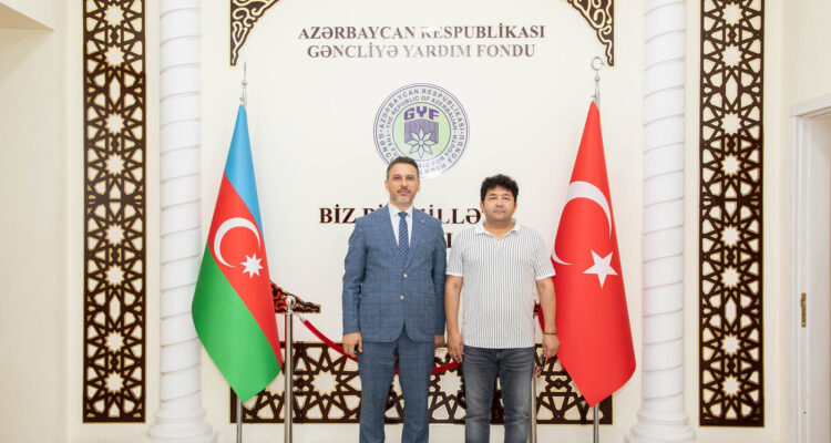 Professor Haşim Şahin Gəncliyə Yardım Fondunu Ziyarət Edib